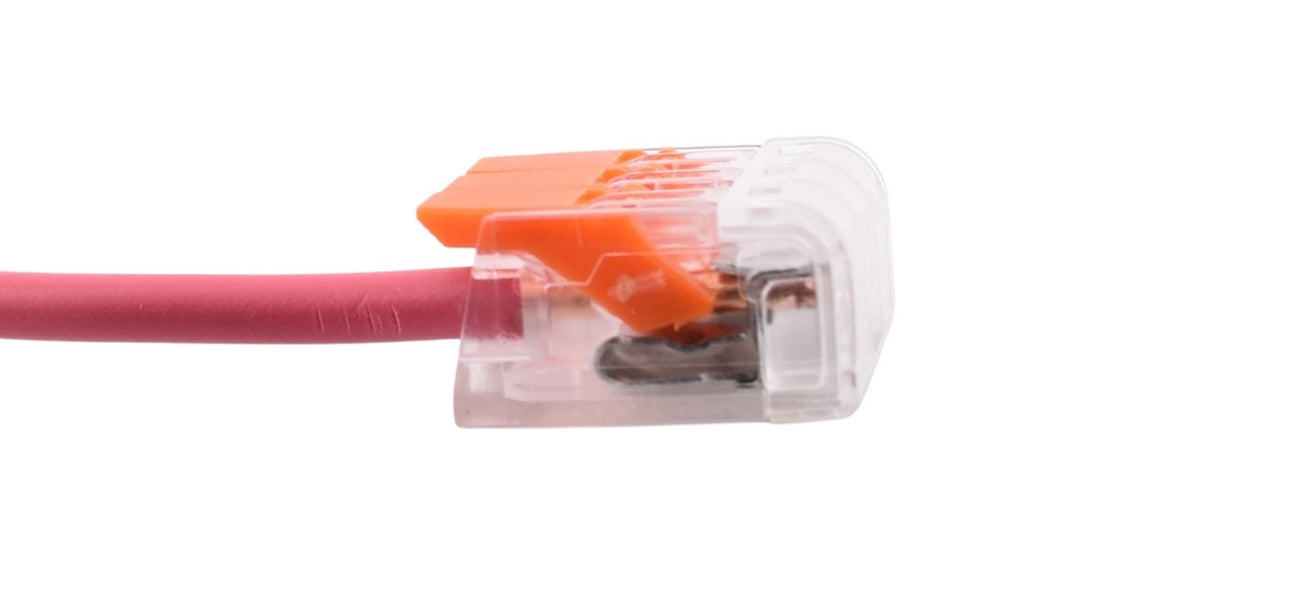 "Démonstration utilisation borne à levier : fil électrique rouge connecté et visible dans connecteur transparent""