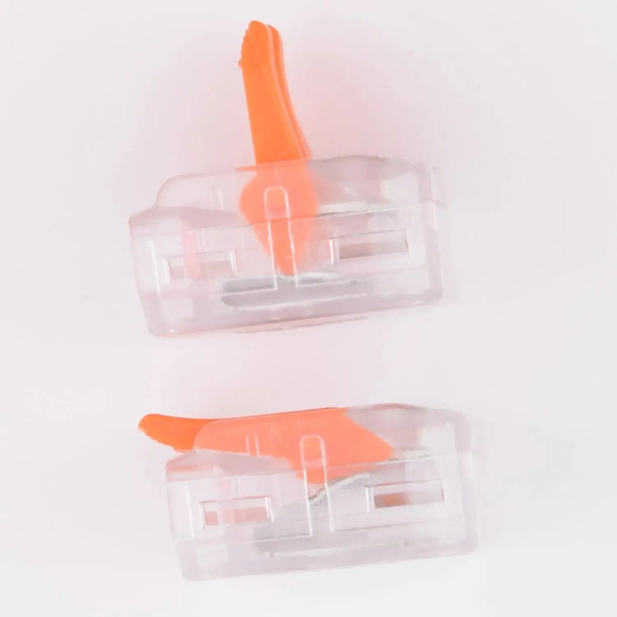 Borne à levier  transparente 3 contacts 40A 6mm² vue de profil, leviers ouverts et leviers fermés