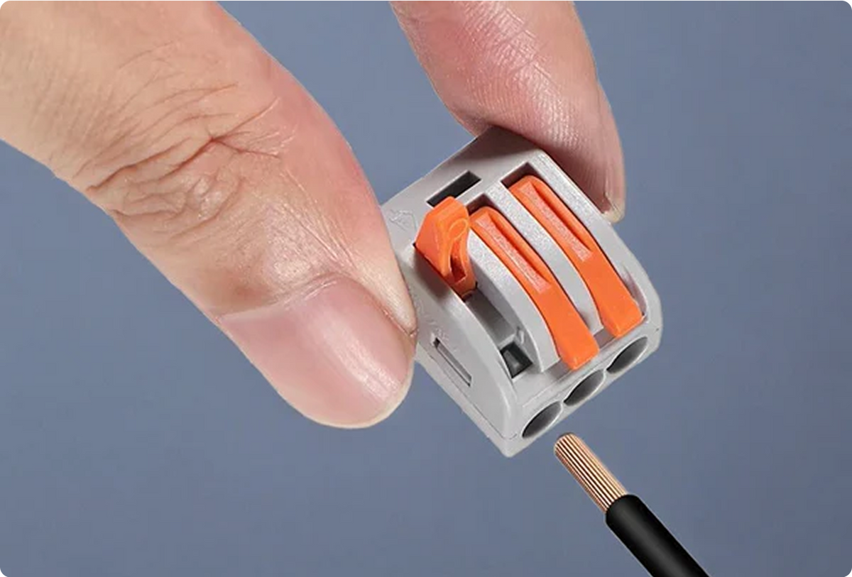 "Connecteur à levier PCT‑213 en main, alternative à Wago 222‑413"