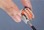 "Connecteur à levier PCT‑213 en main, alternative à Wago 222‑413"
