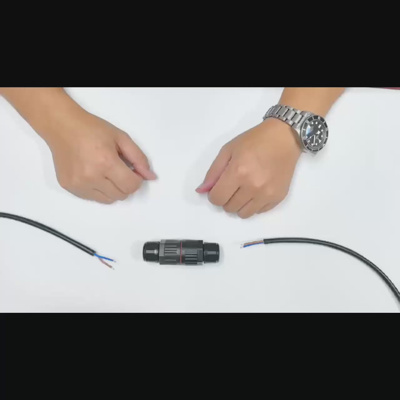 Video de montage du connecteur IP68 en ligne 2 circuits à levier 200/3-2P